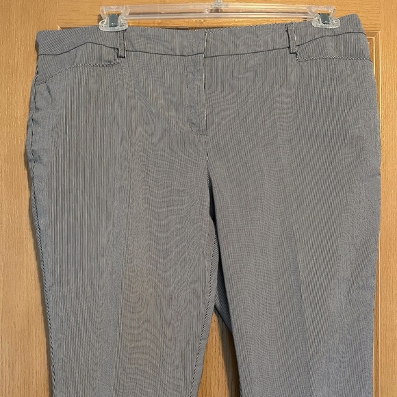 7th Ave Suiting Collection NY& Co. Capris - Picture 4 of 9